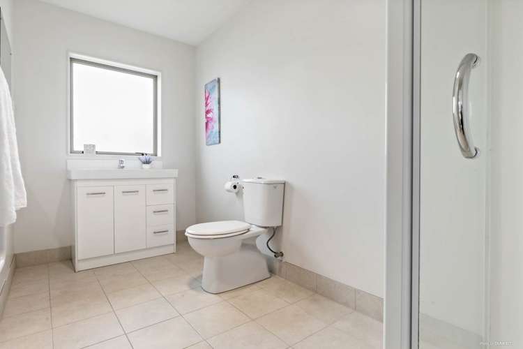 7 Bordeaux Parade Te Atatu South_13