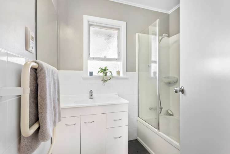 64 Stottholm Road Titirangi_18