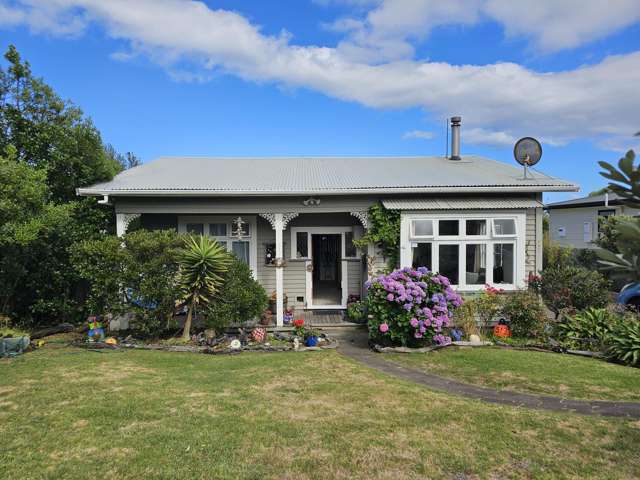 Gorgeous Cottage Within a Stroll to the Beach!