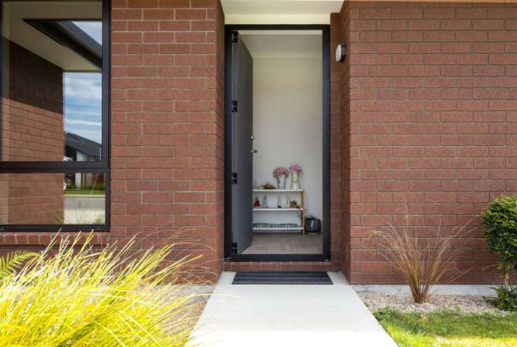 10 Caproni Road Burleigh_12