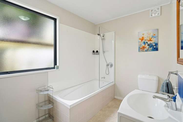 33 Arawata Terrace Fernhill/Sunshine Bay_17