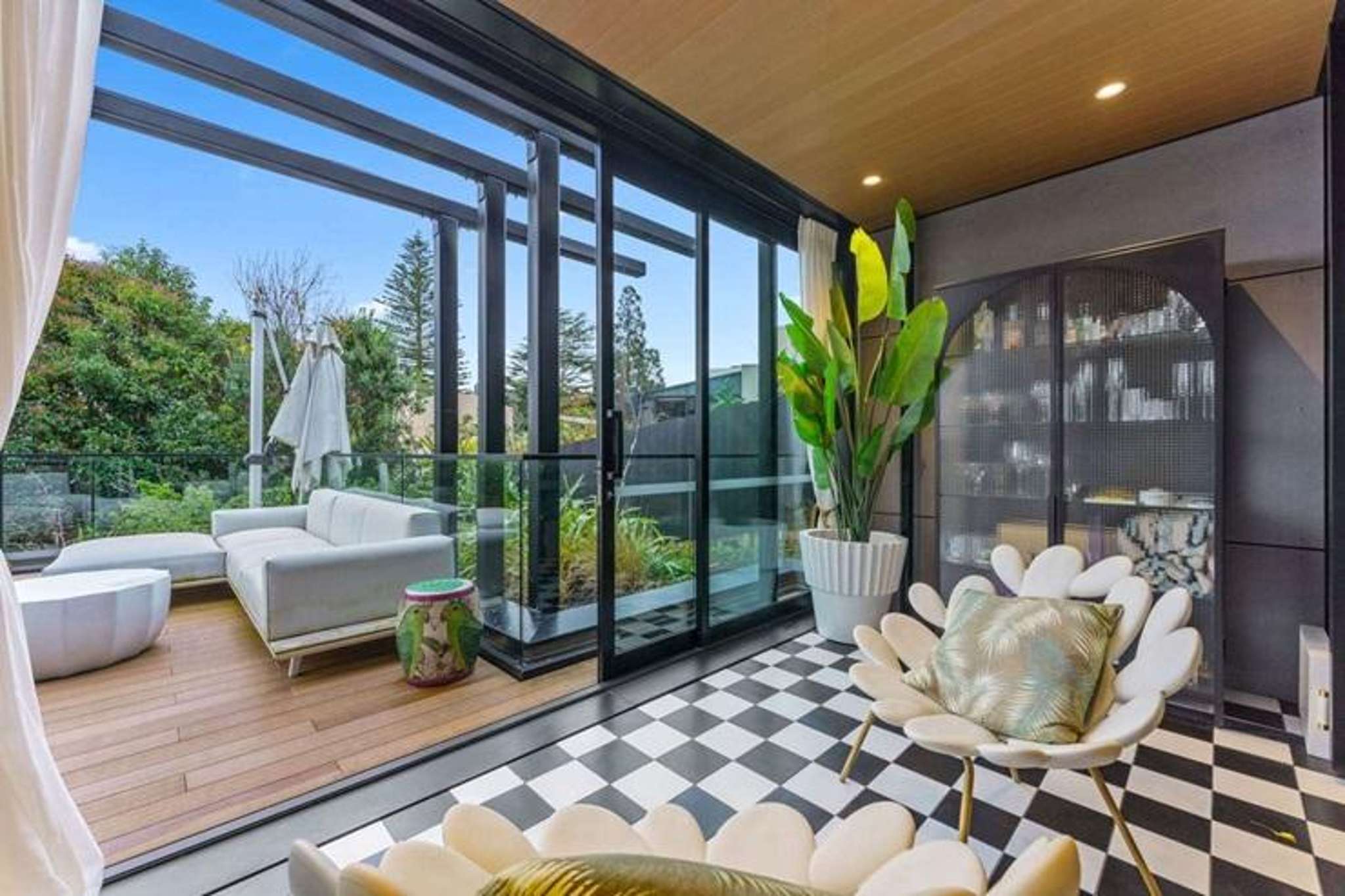 Price of property queen’s luxury apartment drops to $1.55m - $600,000 below CV