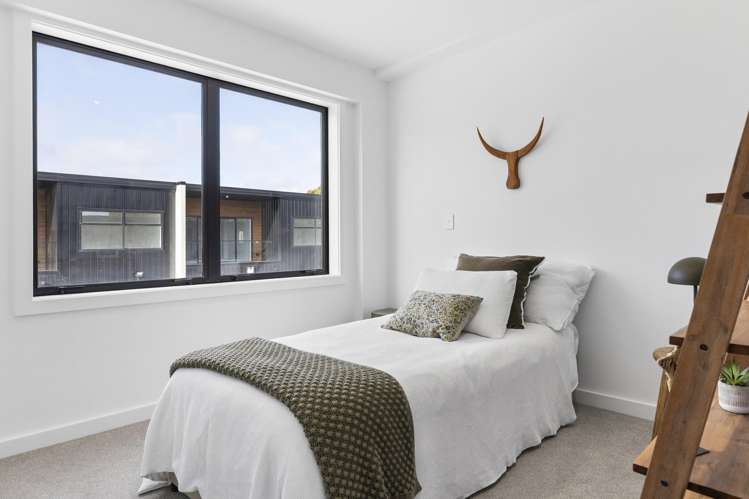 2/15 and 12/15 Keehan Drive Hilltop_9
