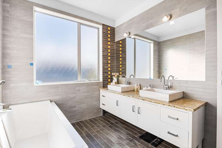 127 Beach Road Castor Bay_16