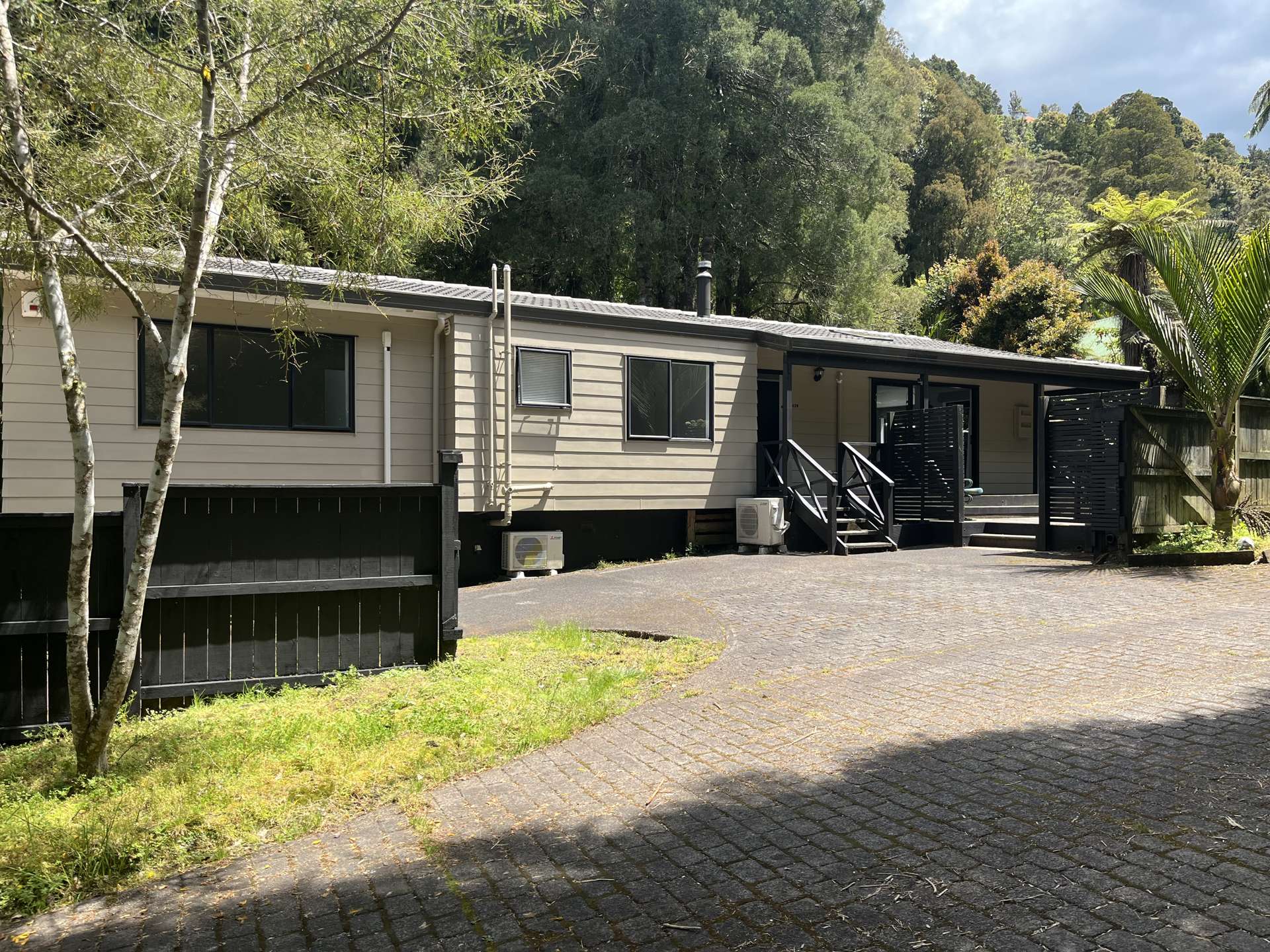 420 Scenic Drive Waiatarua_0