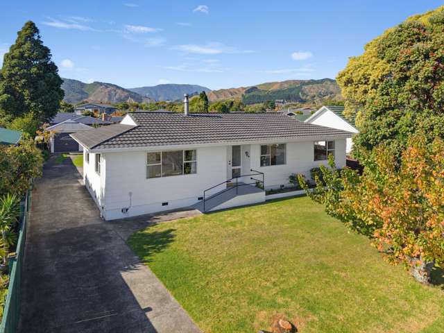 Sunny Waikanae Home with Sleepout Bonus!
