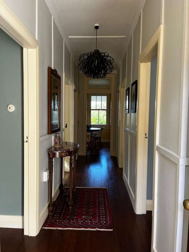 Walk to work! Quaint furnished cottage (Thorndon)