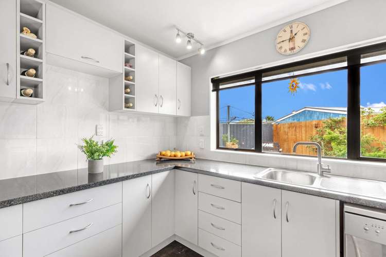 7 Charisma Court Kelvin Grove_13