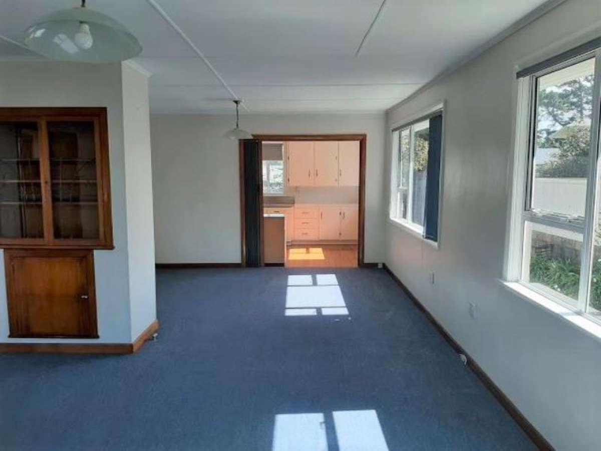 Charming 3-Bedroom Home with Fully Fenced Courtyard 4