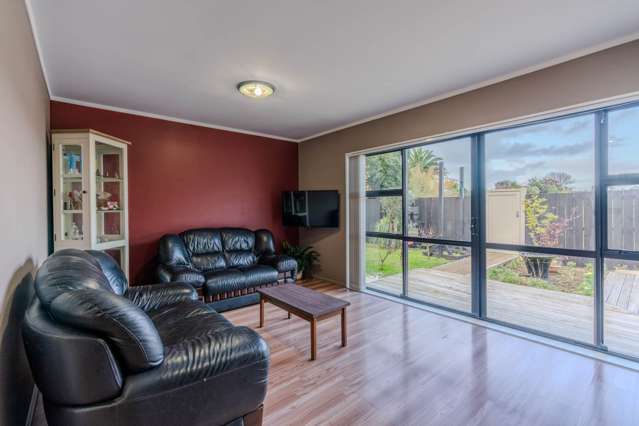 Free Standing Gem next to the Reserve in Remuera