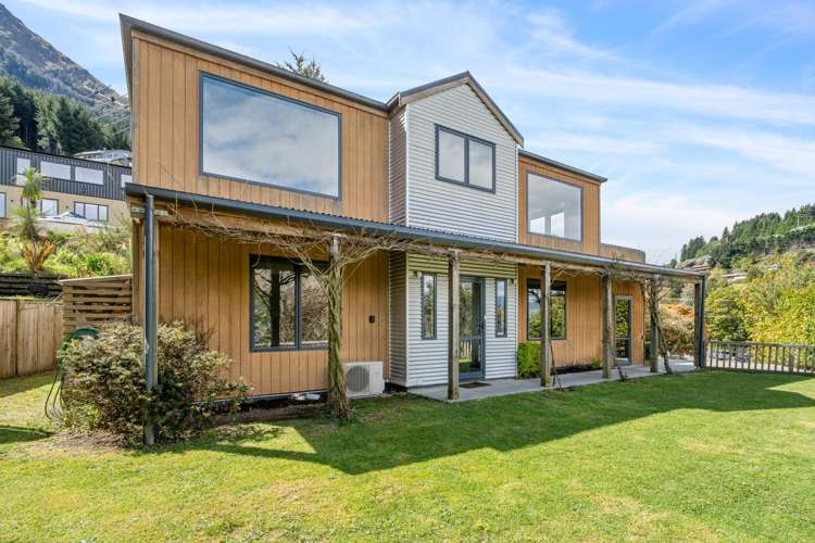 33 Arawata Terrace Fernhill/Sunshine Bay_1