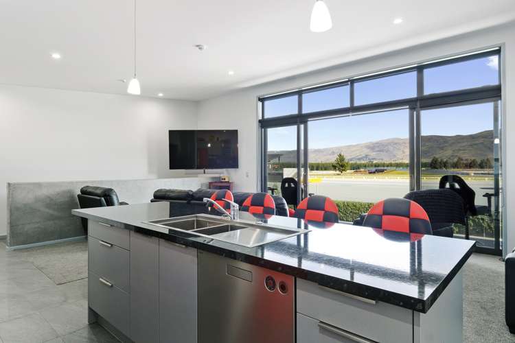 7 Pit Lane Cromwell_7