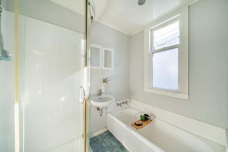 35 Riddlers Crescent Petone_19