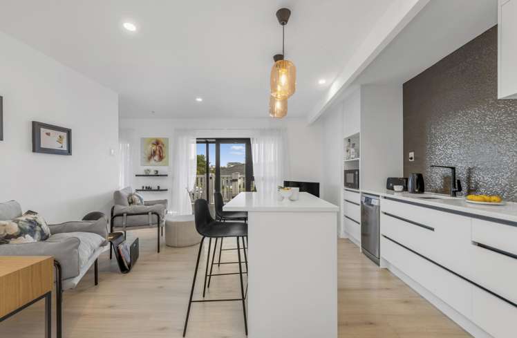 2/10 Pinewood Grove Botany Downs_12