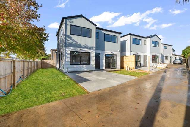 FREEHOLD AND FREESTANDING- 4 BEDDY WITH 4 BATHS