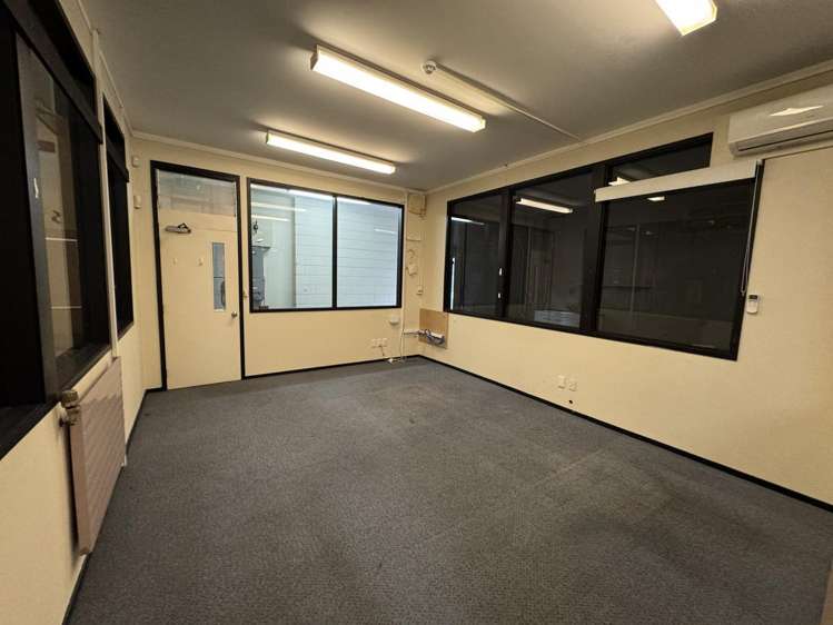 Rear warehouse/20 Kingsford Smith Street Rongotai_3