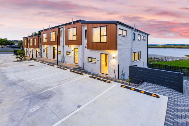 Modern Weymouth Living , 2 Bedrooms + Study