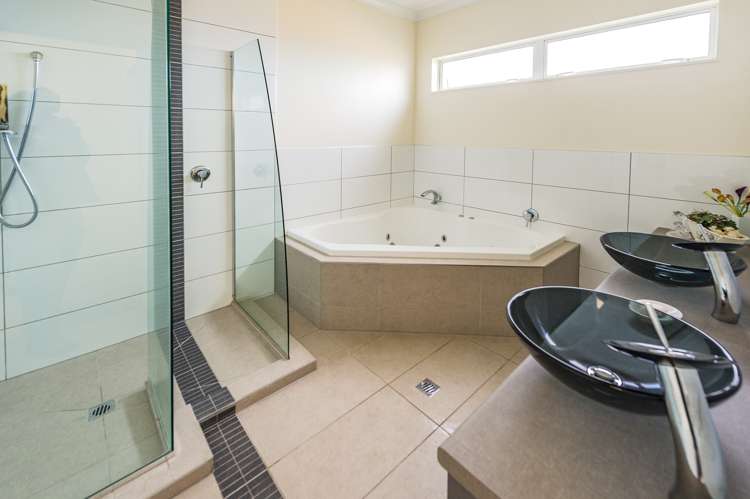 13 Lithgow Drive Otamatea_12