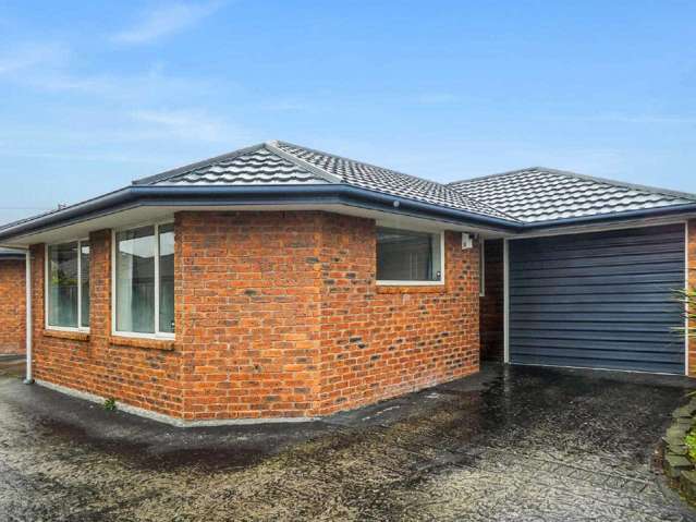 RICCARTON - TWO BEDROOMS, HEATPUMP, INTERNAL GARAGE