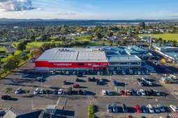 South Auckland shopping mall up for grabs