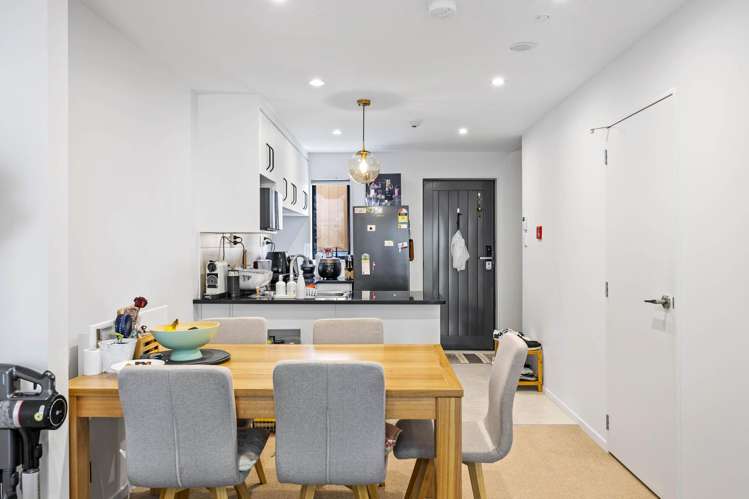 16/18 Hewlett Road Massey_10