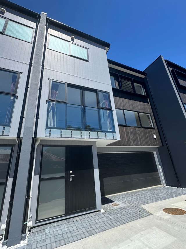 Modern Family Home in Prime Greenlane Location