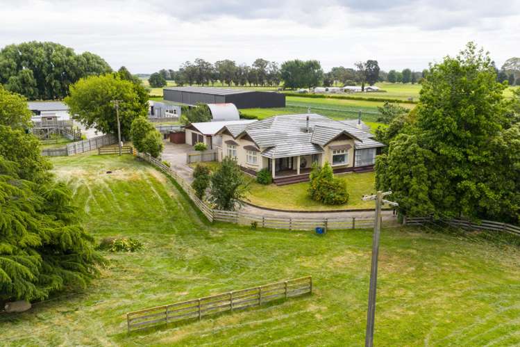 1435 Waughs Road Aorangi_25