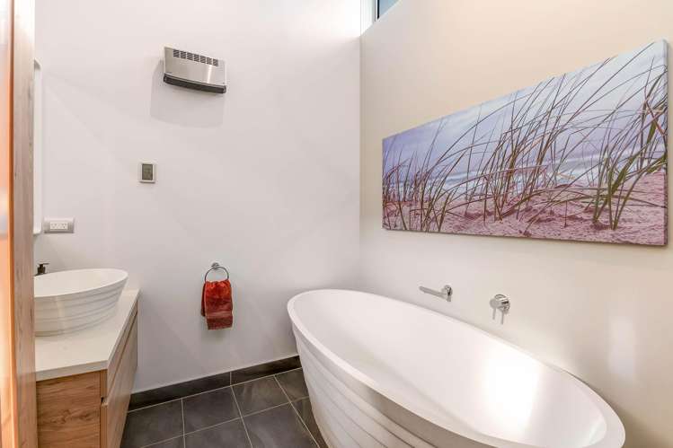 22 Pleasant Way Matakatia_16