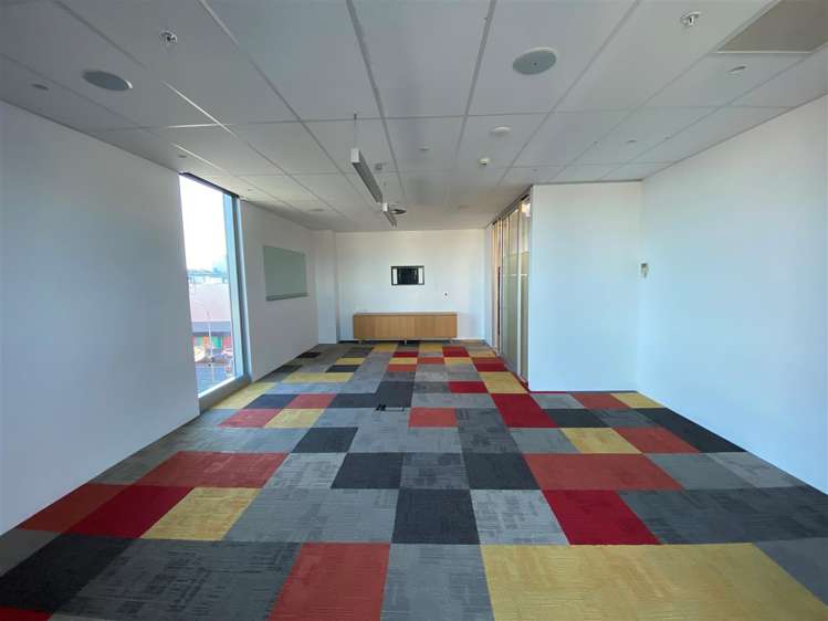 Part 3rd Floor, 109 Ward Street Hamilton Central_7