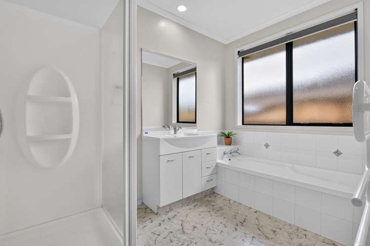 7 Kingroyal Lane Hamilton East_22