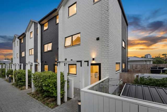 2 Bedroom 2 Bathroom and FREEHOLD!