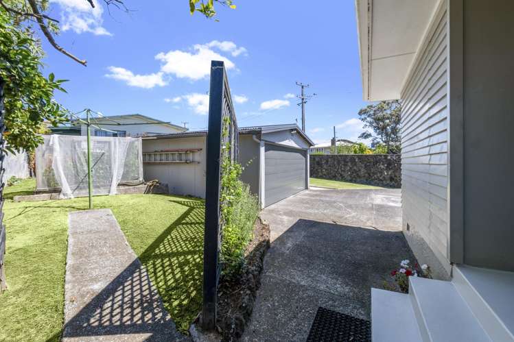 2 House Avenue Mangere Bridge_32