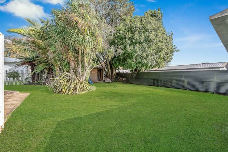 65 Beach Road Pahurehure_18