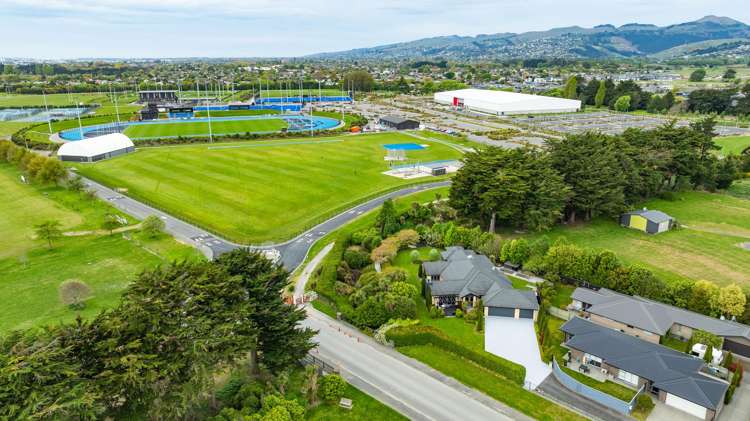 100 Mcmahon Drive Aidanfield_39