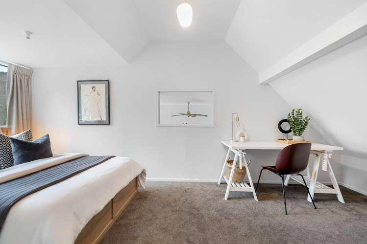 8 Arawata Terrace Fernhill/Sunshine Bay_16