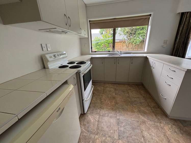 5B Hedge Row Sunnyhills_6