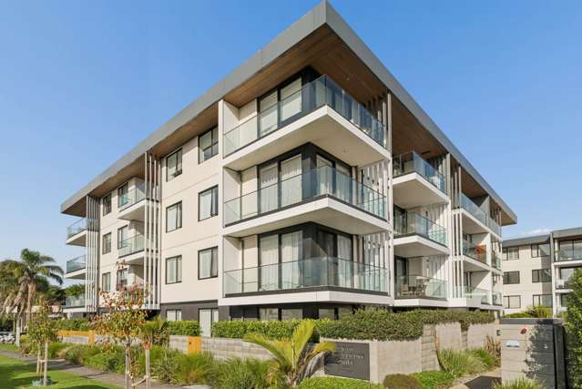 Stylish Ground Floor Living Near Lake Pupuke