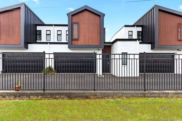 Enjoy this great spacious townhouse