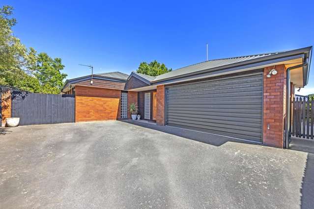 Spacious 3 Bedroom Home In Shirley!