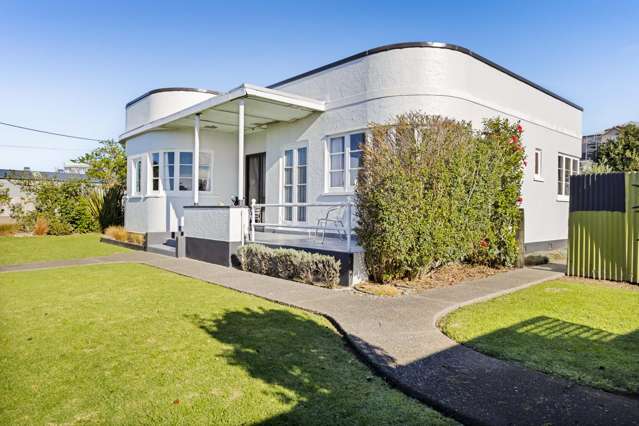 Art Deco Cutie Close to Town