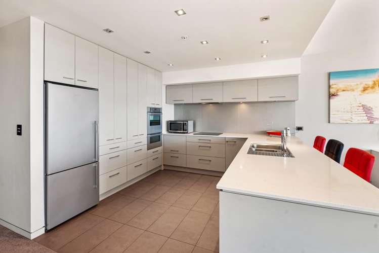 302/136 Marine Parade Mt Maunganui_8