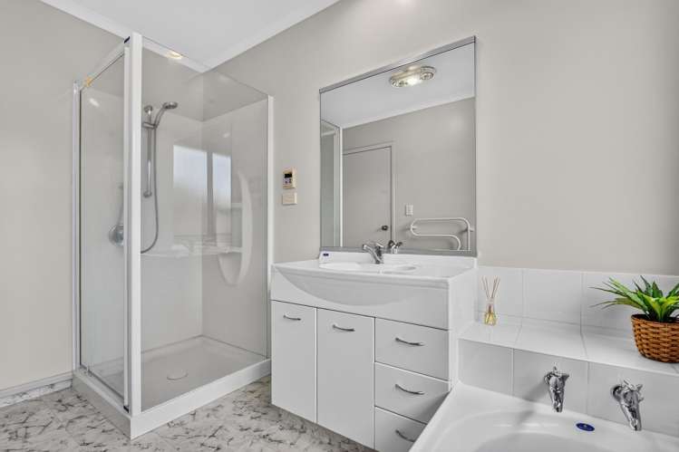 7 Kingroyal Lane Hamilton East_23