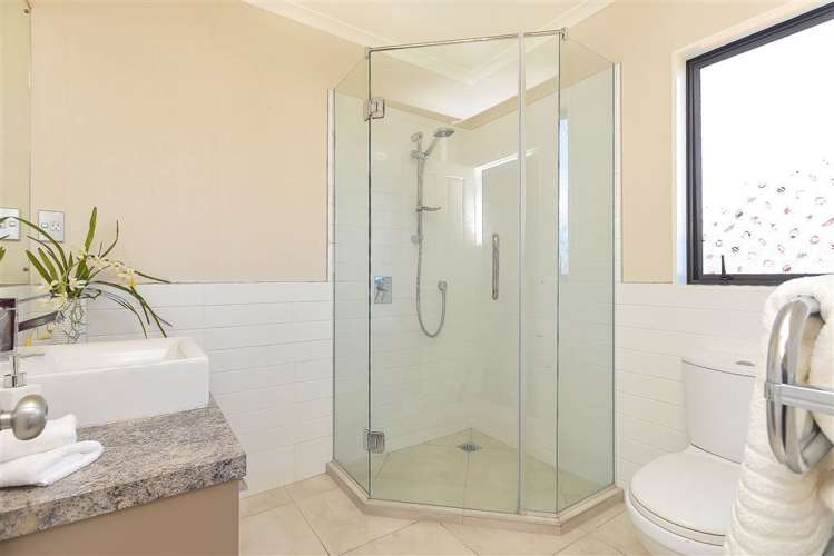 13 Gibbston Crescent Flat Bush_16