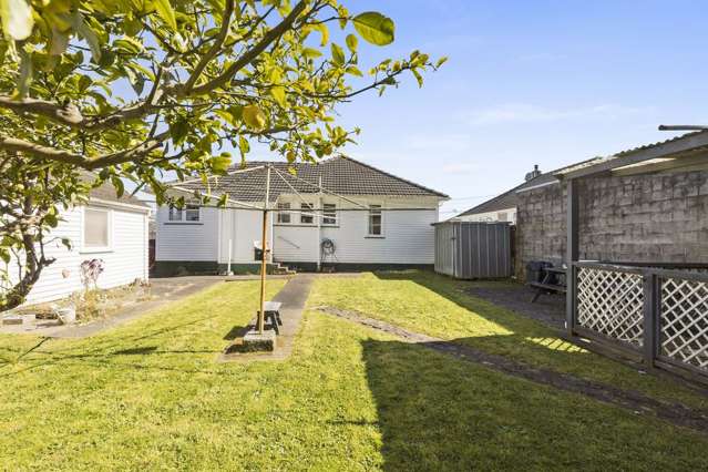 56 Strand Crescent Naenae_1