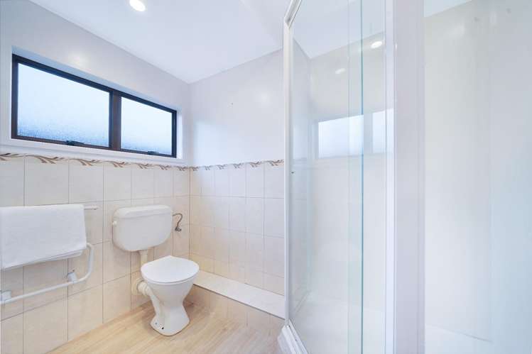 102 Tirimoana Rd Te Atatu South_17