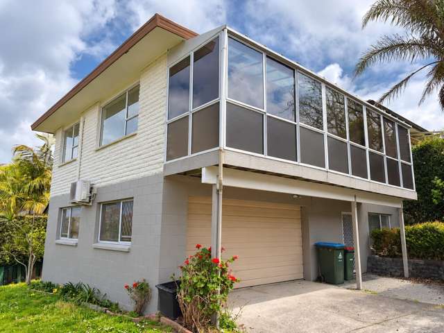 Spacious Family Home with Rumpus, Double Garage & Sunroom – St Johns