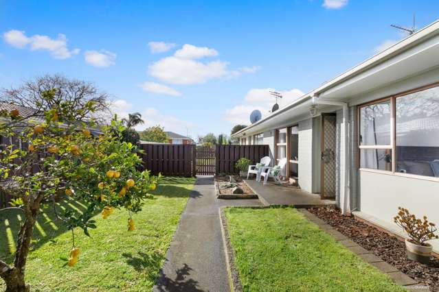 2/15 Latham Avenue Pakuranga_1