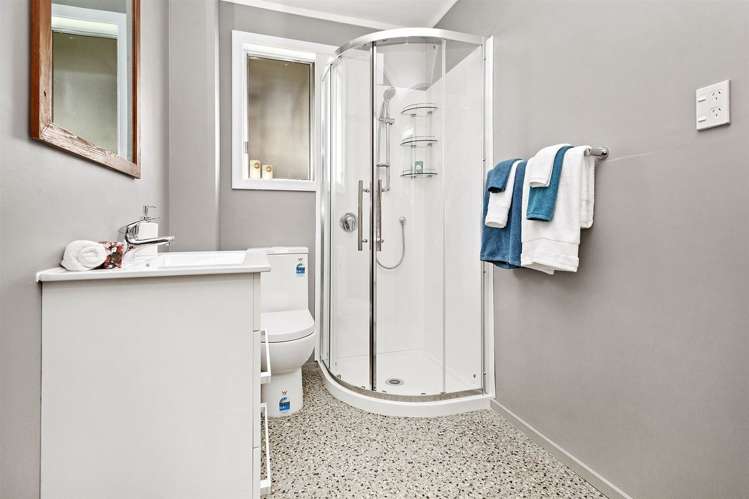 2/246 Main Road Tawa_9