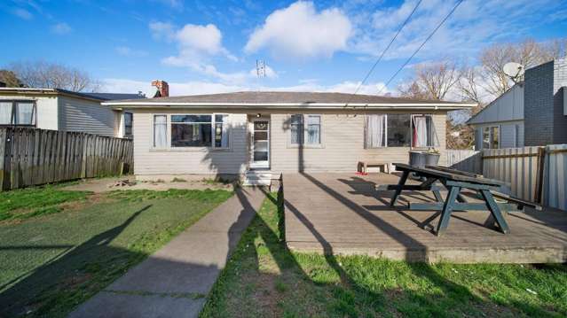 URGENT SALE Do-Up with Access to Renovate!