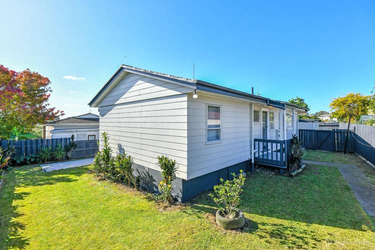 1/11 Bundena Place Clendon Park_13
